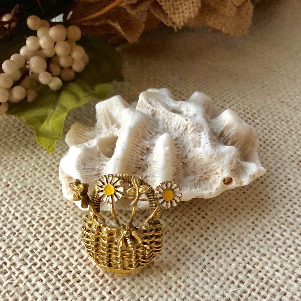 Beautiful Vintage Basket Daisy Bee Brooch